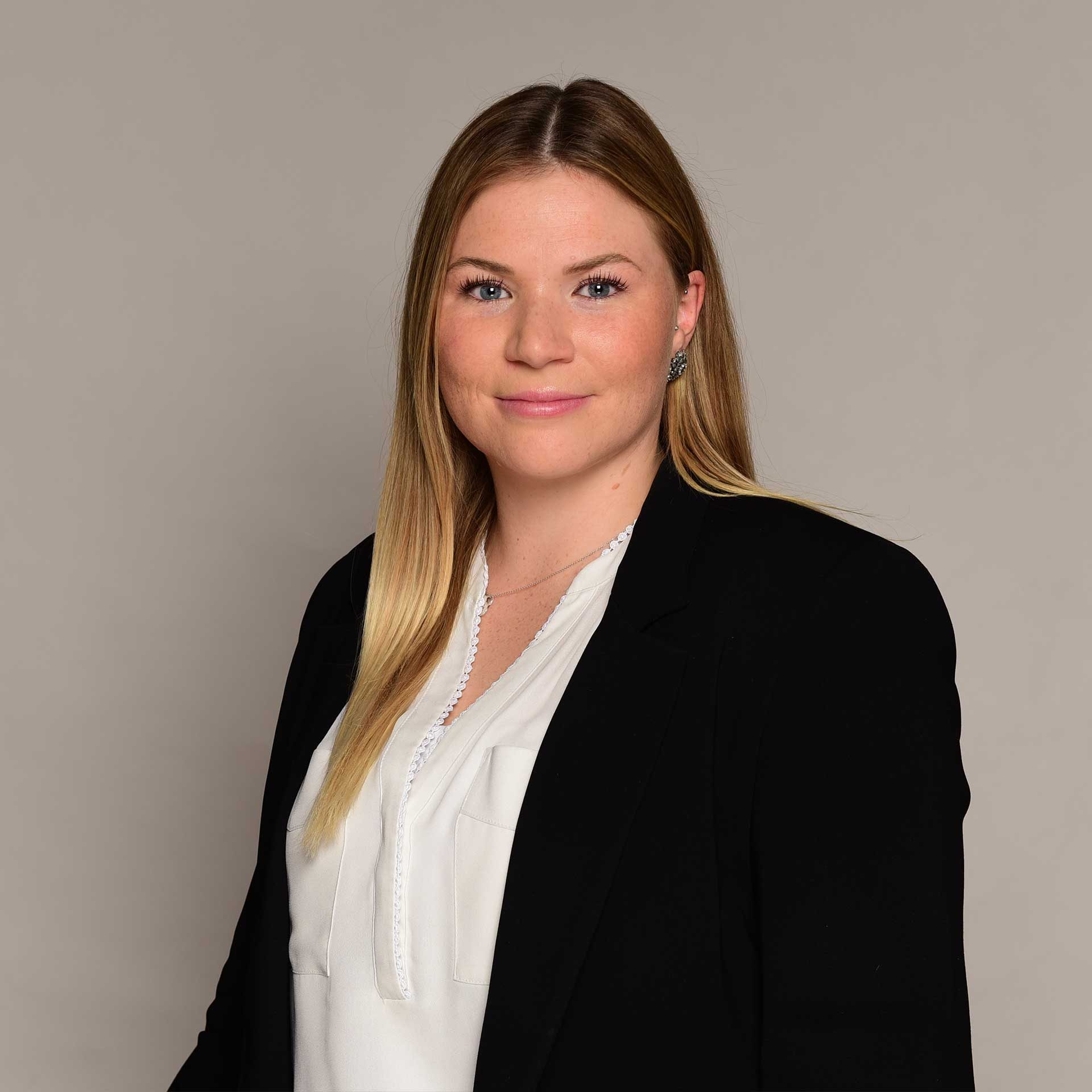 Porträt von Lisa-Maria Kaulen, Förderberaterin bei der DZ BANK. Sie betont, dass eine frühzeitige Beratung hilft, geeignete Fördermittel passgenau in die Gesamtfinanzierung von Unternehmen und Kommunen einzubinden.