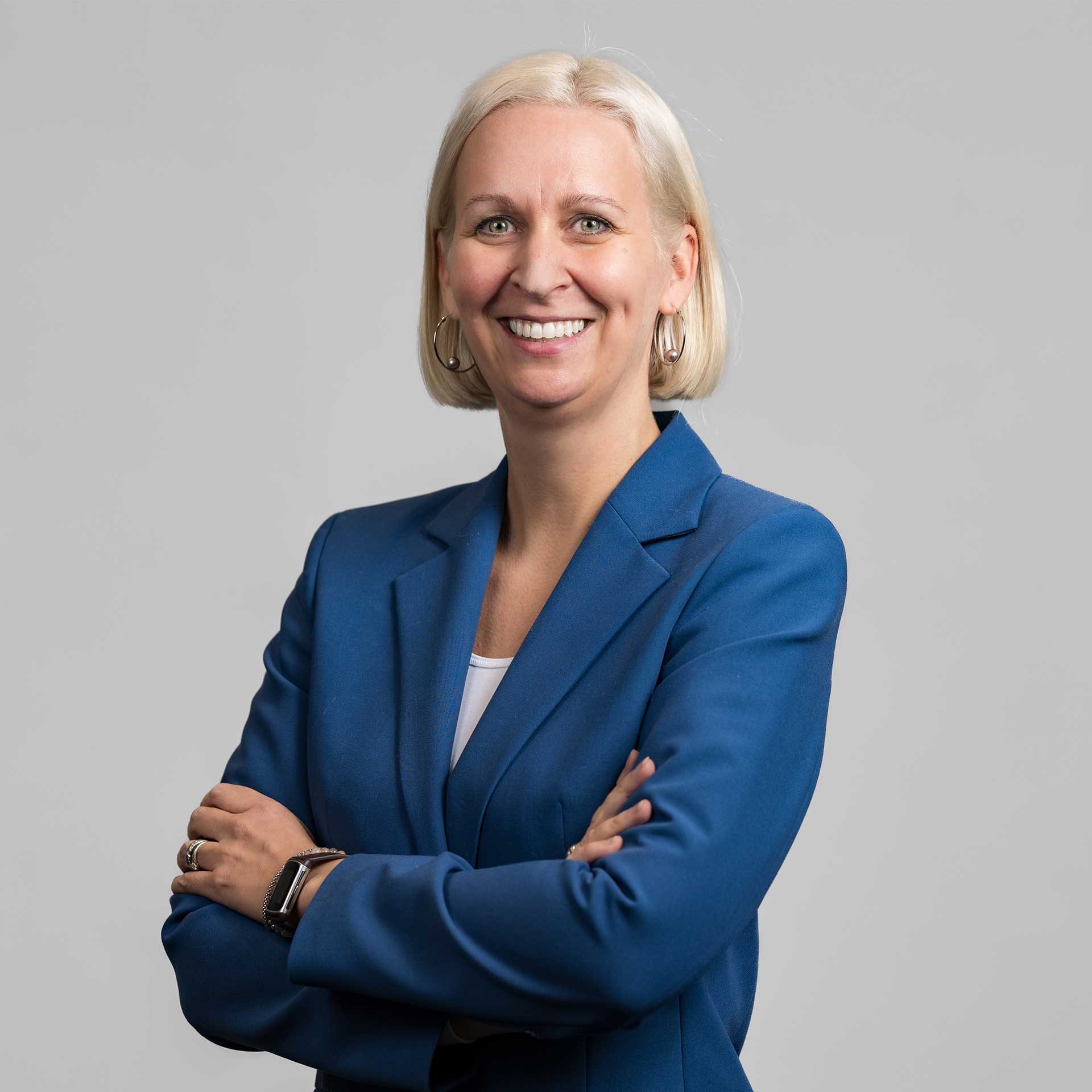 Porträt von Wencke Engbers, Bereichsleiterin Investitionsförderung bei der DZ BANK. Sie erläutert, wie der Deutschlandfonds und passende Förderprogramme Energieversorgern planbare, vergünstigte Finanzierungen für Investitionen in die Wärmewende ermöglichen.
