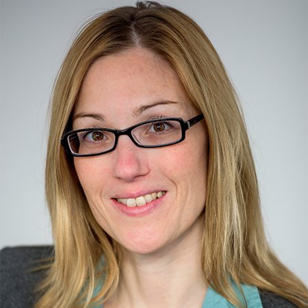 Die Person auf dem Bild scheint blonde Haare zu haben und trägt wahrscheinlich eine Art Businesskleidung.