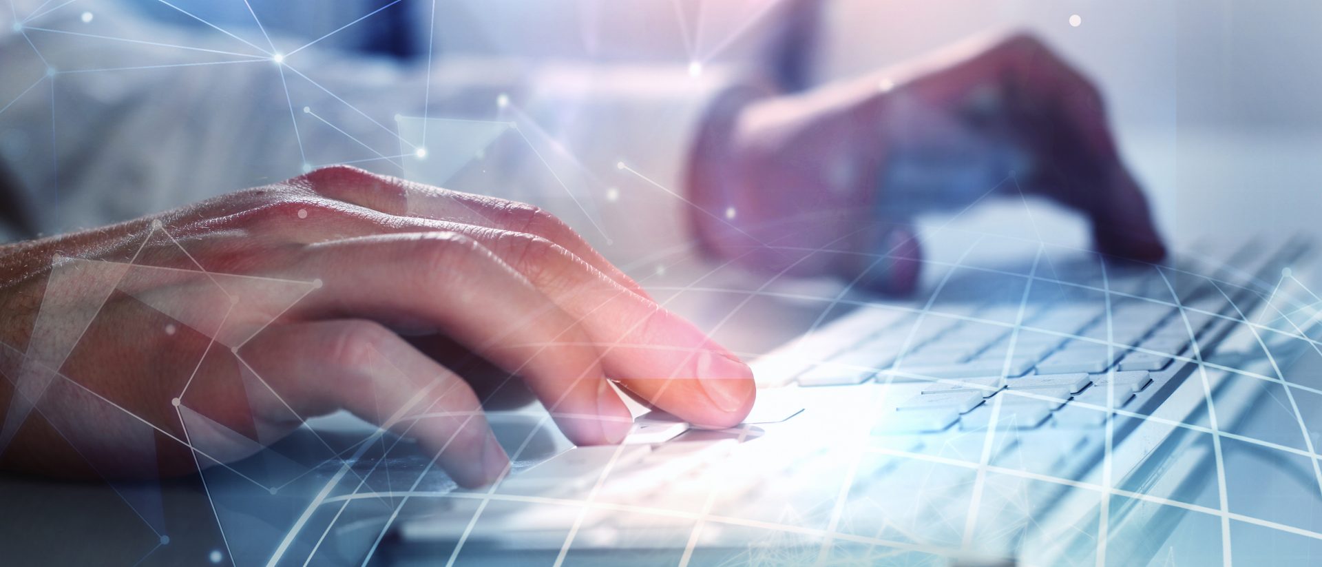 Das Bild zeigt eine Nahaufnahme von Händen, die auf einer Computertastatur tippen. Darüber liegt eine grafische Darstellung von vernetzten Linien und Punkten, welche Konzepte wie Digitalisierung, Vernetzung oder Technologie symbolisieren kann.