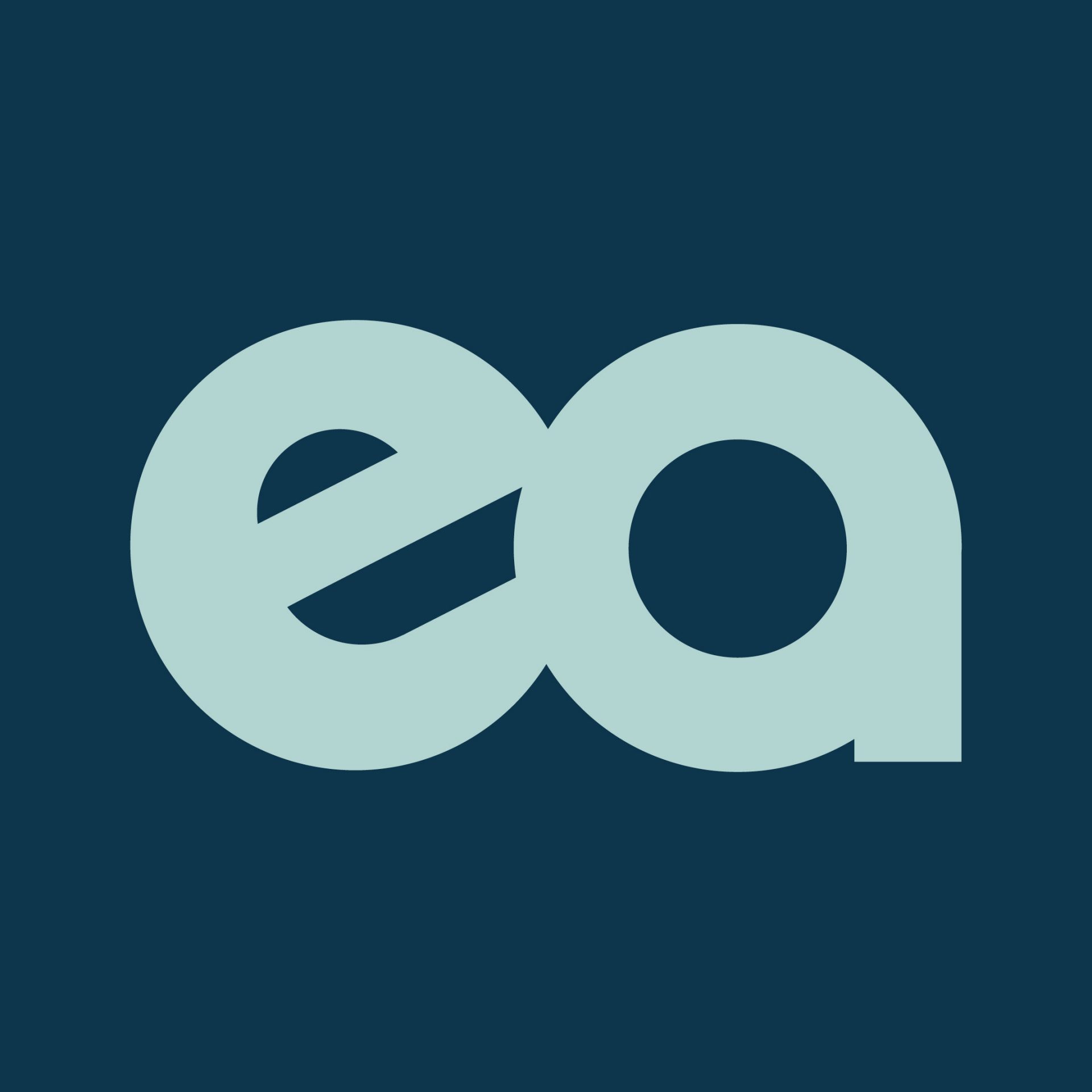 Das Bild zeigt ein stilisiertes Logo mit den Buchstaben „ea“ in einer modernen, abgerundeten Schriftart. Die Buchstaben sind hellblau und befinden sich auf einem dunkelblauen Hintergrund. Das Design ist einfach und minimalistisch gehalten.